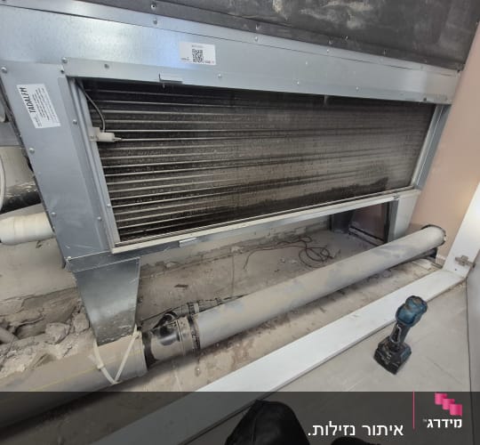 מערכת מיזוג אוויר עם צינורות וכלי עבודה